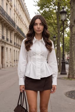 เสื้อเบลาส์เปปลัมสีขาวเข้ารูปแต่งจีบช่วงเอว — ขาว