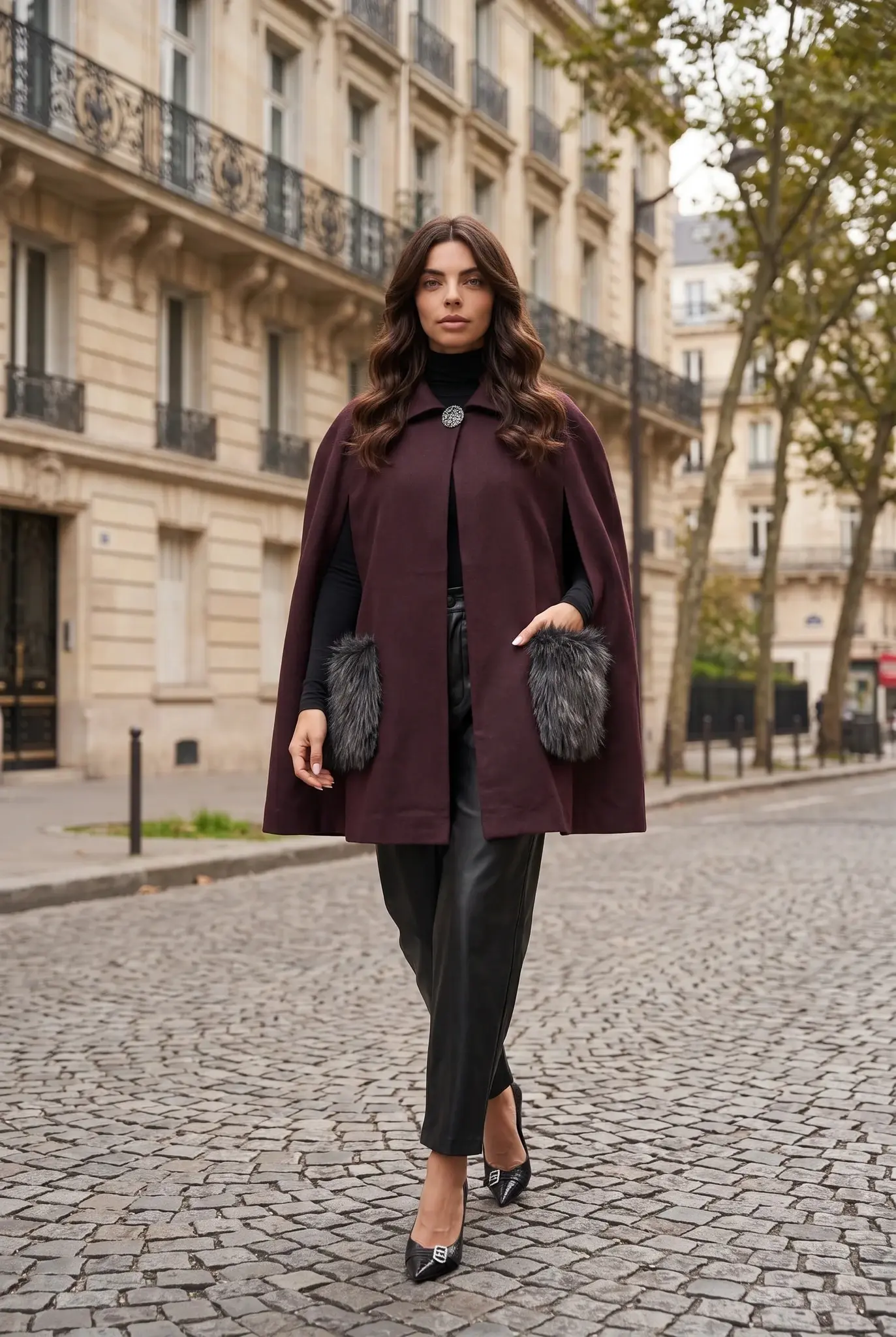 Burgundroter Gefütterter Cape-Mantel mit Felltaschen