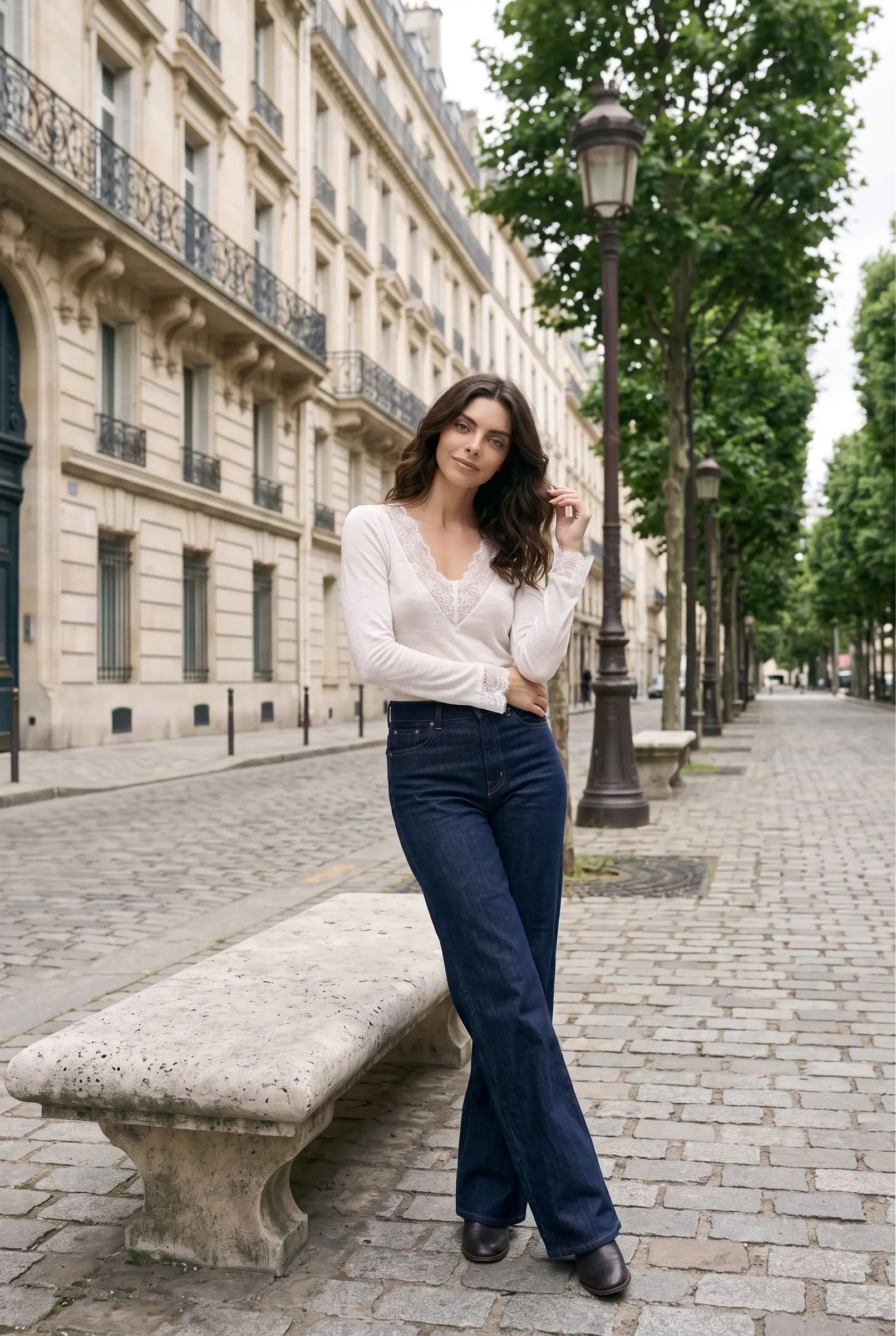 Weiße Langarm-Bluse mit V-Ausschnitt und Spitzendetails