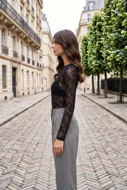 Schwarze Langarm-Bluse aus transparentem Tüll mit Blumenmuster