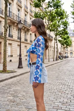 Blauwe Gebloemde Chiffon Crop Top met Strikdetail en Klokmouwen