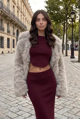Ensemble Jupe Longue et Crop Top Bordeaux en Maille Côtelée avec Chaîne