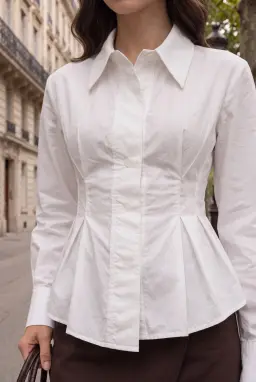 Blusa blanca entallada con peplum con cintura plisada — Blanco