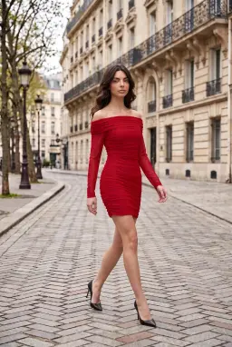 Rotes Mini-Kleid mit Draufschnitt und Raffungen