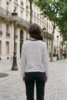 Gestreiftes Grafik-Sweatshirt mit Langarm und Rundhalsausschnitt — Schwarz
