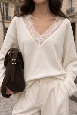 Suéter de Malha Branca com Decote em V e Detalhe de Renda — Branco
