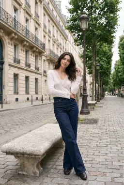 Weiße Langarm-Bluse mit V-Ausschnitt und Spitzendetails
