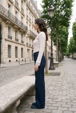 Weiße Langarm-Bluse mit V-Ausschnitt und Spitzendetails