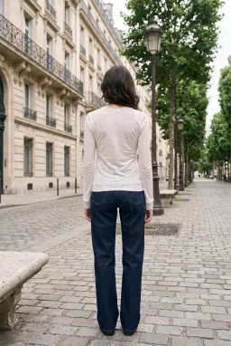 Weiße Langarm-Bluse mit V-Ausschnitt und Spitzendetails