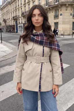 Giacca Trench Corta Beige da Donna con Sciarpa Tartan