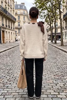 Suéter de Malha com Decote Canoa e Detalhe de Lenço para Mulher — Bege