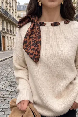 Suéter de Malha com Decote Canoa e Detalhe de Lenço para Mulher — Bege