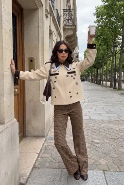 جاكيت نسائي بلون حجري مزين بزهور وياقة متباينة