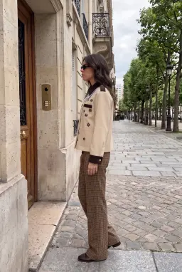 جاكيت نسائي بلون حجري مزين بزهور وياقة متباينة