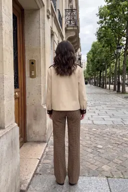 جاكيت نسائي بلون حجري مزين بزهور وياقة متباينة