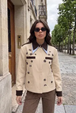 جاكيت نسائي بلون حجري مزين بزهور وياقة متباينة