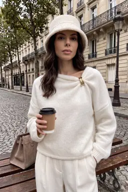 Suéter de Malha Branca com Decote Barco e Detalhe Metálico para Mulher — Branco