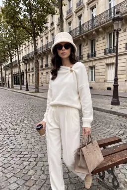 Suéter de Malha Branca com Decote Barco e Detalhe Metálico para Mulher — Branco