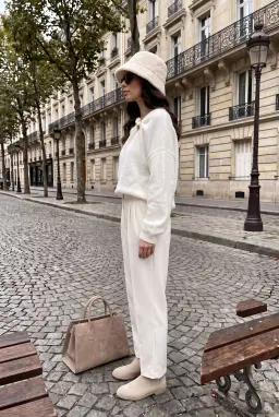 Suéter de Malha Branca com Decote Barco e Detalhe Metálico para Mulher — Branco