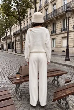 Suéter de Malha Branca com Decote Barco e Detalhe Metálico para Mulher — Branco