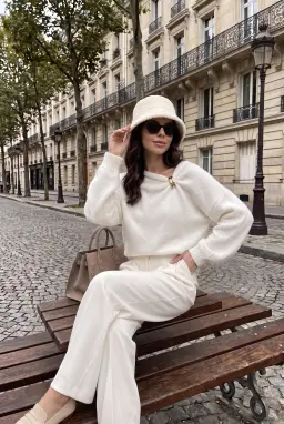 Suéter de Malha Branca com Decote Barco e Detalhe Metálico para Mulher — Branco